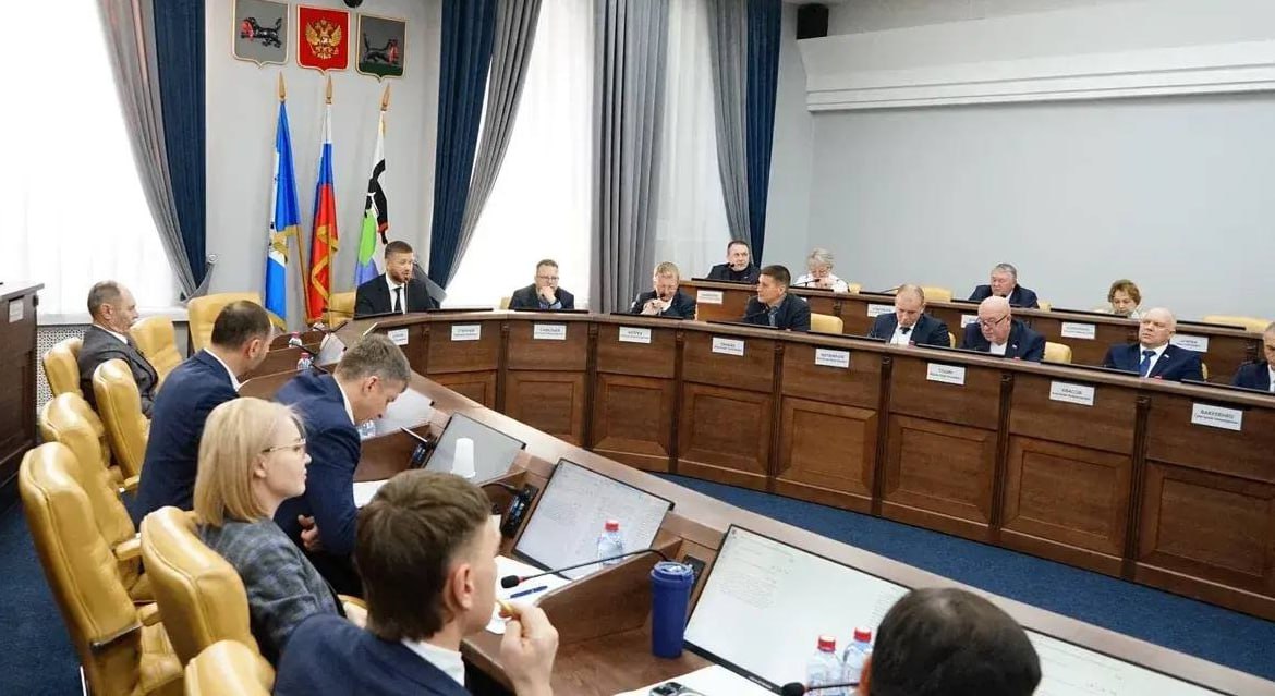 Депутаты гордумы Иркутска предложили обязать застройщиков бесплатно передавать помещения под социальные объекты В Иркутске сохраняется высокая нагрузка на первичное звено здравоохранения несмотря на ввод новых поликлиник С 2020 года в городе открыты детские поликлиники 9 8 10 а также поликлиника и женская консультация Медсанчасти ИАПО В 2025 году планируется запуск поликлиники 15 и амбулатории в посёлке Кирова Однако дефицит средств в федеральном и областном бюджетах не позволяет строить достаточно объектов в рамках комплексного развития территорий как рекомендует Минздрав РФ Чтобы разгрузить систему иркутские депутаты выступили с инициативой найти правовые механизмы обязывающие застройщиков передавать городу часть помещений в новых жилых комплексах бесплатно под социальные учреждения в первую очередь под поликлиники и другие объекты здравоохранения   Иркутск политический в МАХ   Подпишитесь на Иркутск политический