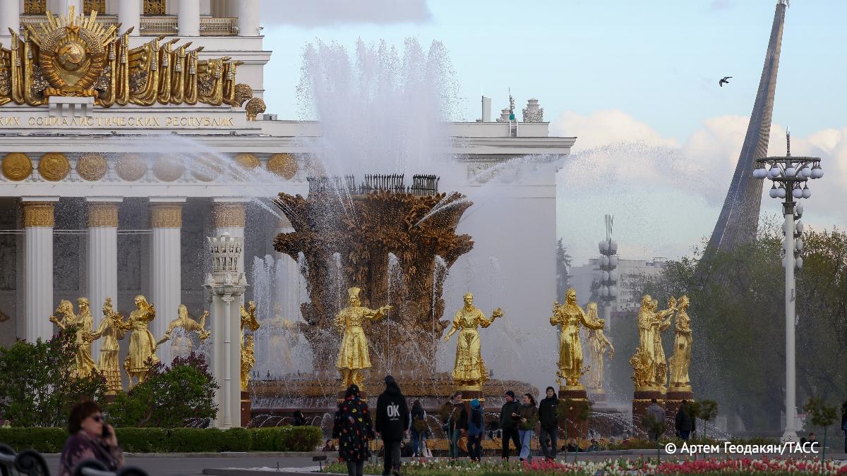 Площадкой городского выпускного в Москве впервые станет ВДНХ. Он пройдет в ночь с 27 на 28 июня, сообщила заммэра столицы Анастасия Ракова. / Москва