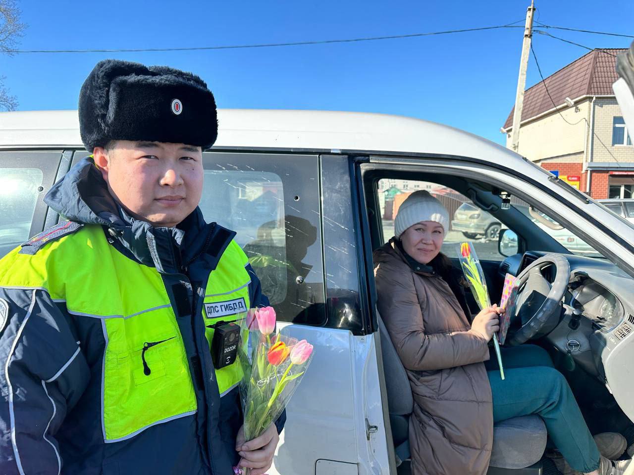 В Забайкальском крае стартовала акция «Праздничный патруль – цветы для автоледи», приуроченная к 8 марта   ‍ Сотрудники Госавтоинспекции, вместе с представителями общественных организаций и автоклубов, поздравляют женщин-водителей, вручая им цветы   В столице региона и районах инспекторы напоминают автоледи о важности соблюдения скоростного режима, использовании ремней безопасности и детских удерживающих устройств.  #8МартаВКаждыйДом    Полиция Забайкалья