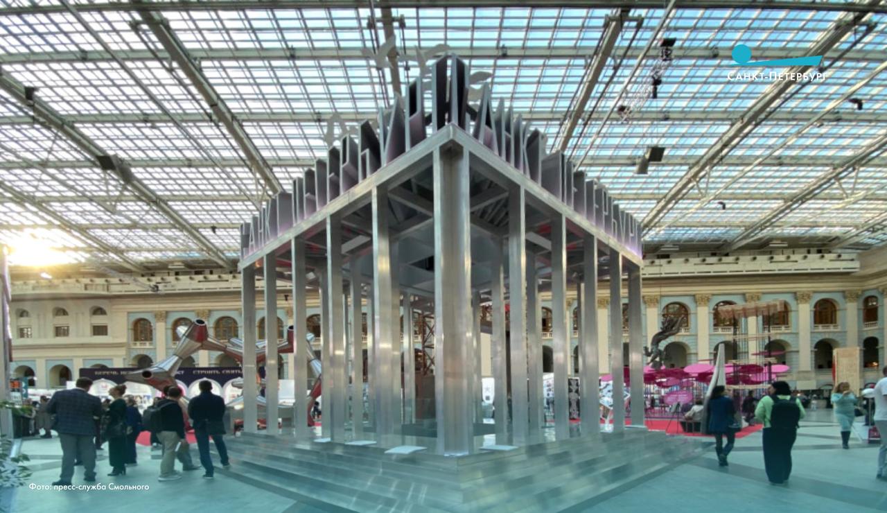 Петербург удостоен высшей награды на архитектурном фестивале Зодчество 2025 Фестиваль проходил с 4 по 6 ноября в Москве в выставочном центре Гостиный двор ставшем площадкой для демонстрации лучших архитектурных и градостроительных практик России В целом было представлено более 450 конкурсных работ сообщает пресс служба Смольного Петербург город великих зодчих и неповторимых градостроительных шедевров Современные архитекторы их достойные наследники по проектам которых возводятся уютные дома комфортные школы детские сады и поликлиники современные промышленные комплексы и объекты культуры Создаются новые общественные пространства которые становятся новыми точками притяжения для жителей и гостей города Их работа помогает сохранить красоту Петербурга сделать его еще более прекрасным и комфортным для жизни работы и отдыха отметил губернатор Александр Беглов Наши новости в Телеграм VК ОK MAX