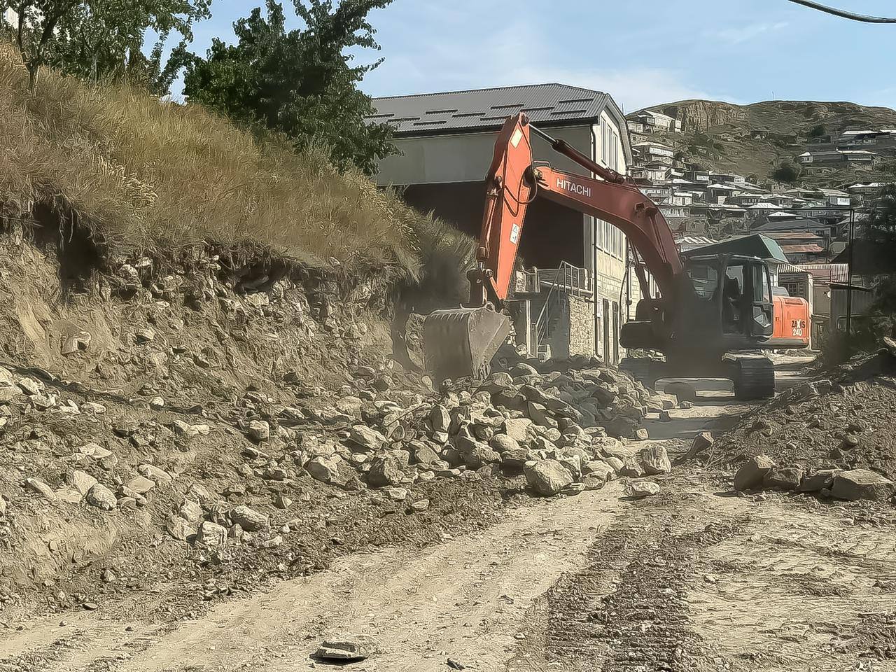 В селе Усиша Акушинского района стартовал капремонт внутрисельских дорог в рамках программы «Мой Дагестан – мои дороги». Об этом сообщил глава Акушинского района Махач Абдулкеримов.