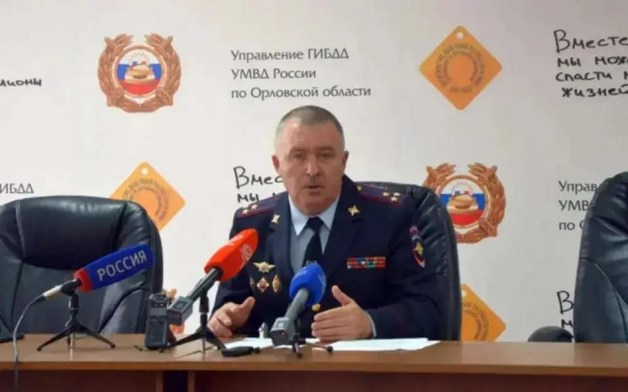 Суд отменил штраф экс-начальнику орловского УГИБДД Коршунову, оставив приговор без изменений Орловский областной суд пересмотрел приговор, вынесенный Советским районным судом Орла бывшему начальнику орловского ГИБДД Александру Коршунову, и освободил его от штрафа в 250 тыс. рублей. Об этом сообщили в пресс-службе суда. Ранее Советский райсуд установил, что с августа 2010 года по март 2023 года он через доверенное лицо управлял пятью коммерческими организациями, связанными с деятельностью ГИБДД и охоты, обеспечивая им преимущества и покровительство. Кроме того, Коршунов помог своим фирмам заключить 16 контрактов на обслуживание комплексов фотовидеофиксации нарушений правил дорожного движения на сумму свыше 55 млн рублей. Также в 2011-2012 годах в помещениях, принадлежащих подконтрольным ему организациям, по договору аренды были размещены подразделения ГИБДД. Вместе с Коршуновым был осужден бывший замначальника кафедры Орловского юридического института МВД Олег Губенков, который получил штраф в 350 тыс. рублей и двухлетний запрет на занятия должностей в правоохранительных органах. Оба фигуранта дела лишены звания полковника полиции. В дополнение к сроку заключения Коршунову был назначен штраф в 250 тыс. рублей и трехлетний запрет на занятие определенных должностей в правоохранительных структурах. Приговор был обжалован в апелляции: адвокаты просили отменить решение и оправдать подзащитных, а гособвинитель — ужесточить наказание. В связи с истечением срока давности по ст. 289 УК РФ незаконное участие в предпринимательской деятельности суд освободил Коршунова от штрафа. В остальной части приговоры в отношении Коршунова и Губенкова оставлены без изменений. Апелляционные жалобы и представление прокурора не были удовлетворены.