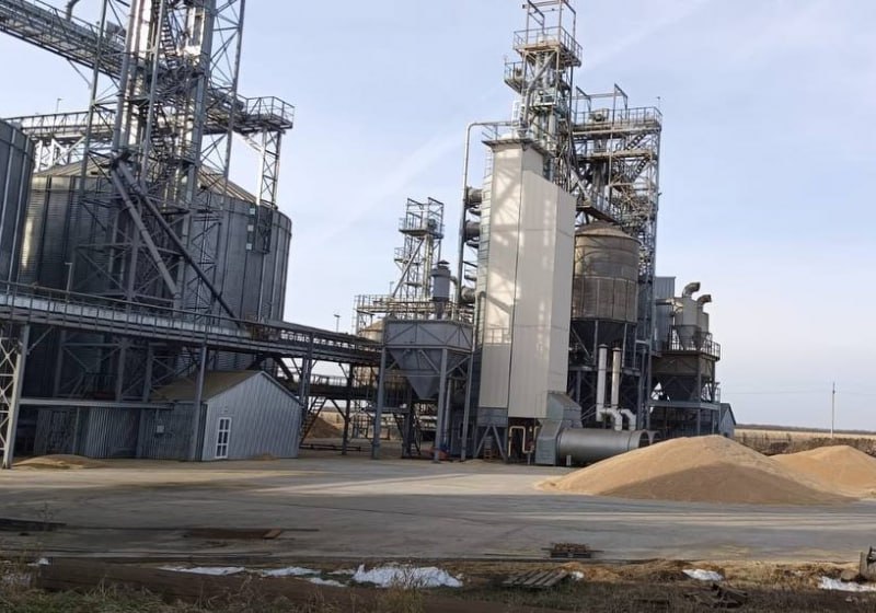 Омскую пшеницу впервые поставили в Того С начала года омская продукция поставлена на сумму более 254 млн долларов По словам губернатора Виталия Хоценко 80 экспорта зерновые зернобобовые масличные культуры растительные масла и продукты переработки Омские продукты сегодня отправляются в 43 страны мира К традиционным направлениям Казахстану Китаю Турции и Узбекистану в 2025 году добавились новые рынки Того пшеница Иордания зернобобовые Колумбия продукция АПК Регион продолжает увеличивать долю готовой продукции в экспорте что позволяет создавать новые рабочие места и усиливать экономическую устойчивость