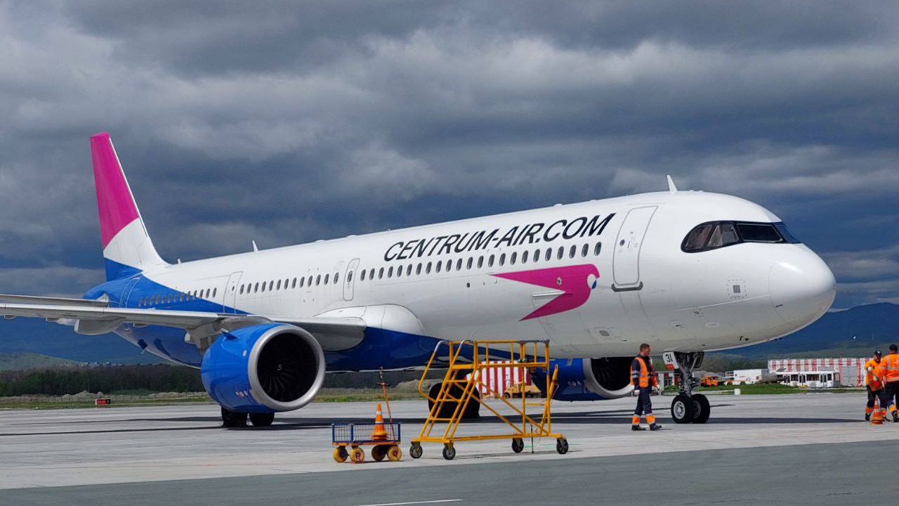 Аэропорт Южно-Сахалинска сегодня около 13 часов дня впервые принял Airbus A321neo. Борт принадлежит авиакомпании Centrum Air Узбекистана.
