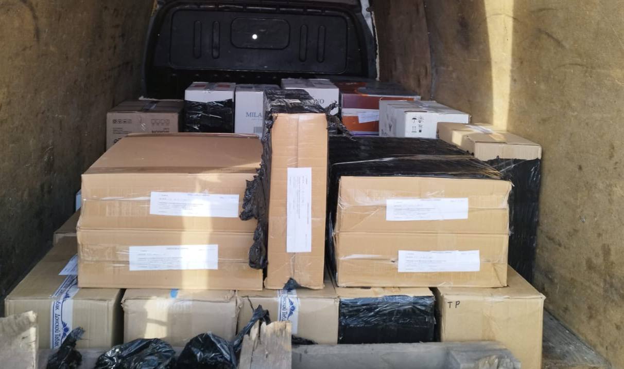 В Симферополе суд вынес приговор по уголовному делу о незаконном хранении немаркированных табачных изделий 54 летний подсудимый приобрел крупную партию немаркированных акцизными марками табачных изделий которые в дальнейшем перевез в торговые и складские помещения где хранил до момента изъятия работниками органов полиции Общая сумма изъятой табачной продукции составила более 13 млн рублей Суд с учетом позиции государственного обвинителя приговорил виновного к 2 годам лишения свободы условно с испытательным сроком на 3 года со штрафом в размере 350 тыс рублей В доход государства конфисковано 200 тыс рублей что равно стоимости автомобиля который мужчина использовал для совершения преступления