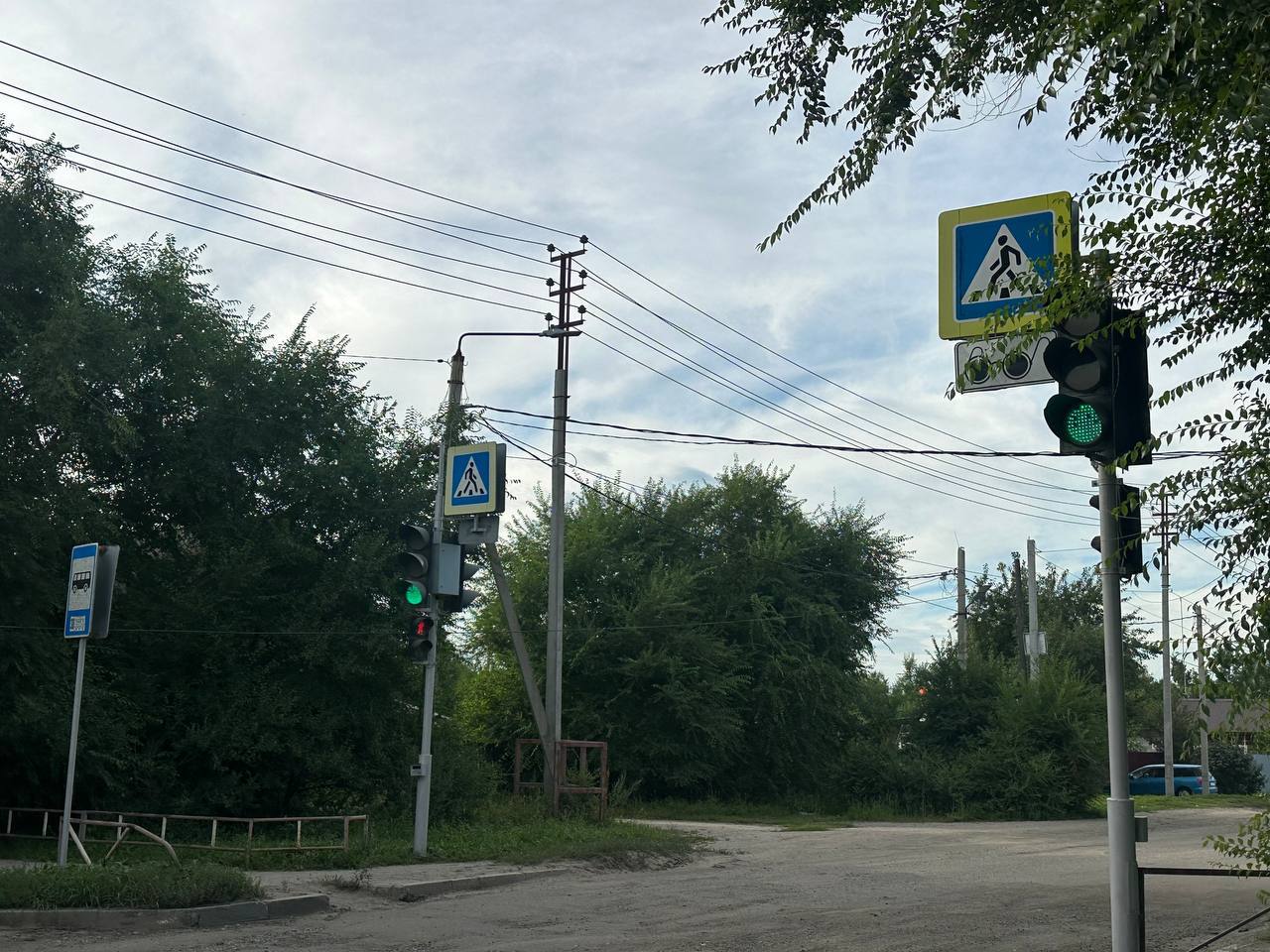 Получил в чат-бот обращения от жителей Астрахановки по поводу состояния пешеходного перехода в районе переулка Южный. После дождя там скапливается вода, дорожное покрытие в неудовлетворительном состоянии. Это затрудняет движение не только автомобилистов, но и слабовидящих, незрячих горожан, которые живут в этом районе.   ГСТК проведет здесь ямочный ремонт уже на этой неделе. Дополнительно поручил проверить все проблемные переходы в городе, особенно в местах, где передвигаются маломобильные горожане.