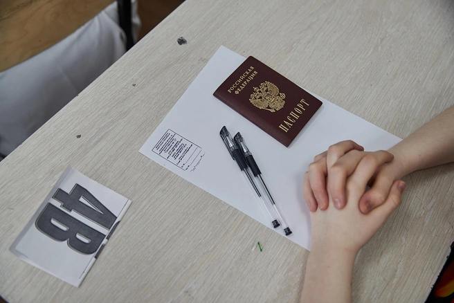 Более 200 школьников удалены с ЕГЭ за нарушения за два дня  Всего нарушителей – свыше 200 человек, а 70 случаев – использование телефонов или других запрещенных гаджетов.  30 мая проходит массовая сдача ЕГЭ по русскому языку с участием почти 650 тысяч выпускников.    Флэш Питер - подписаться