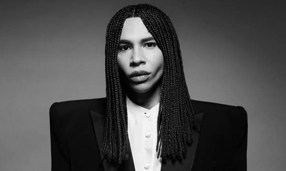 Оливье Рустен покидает пост креативного директора Balmain О завершении своей эпохи в в модном доме дизайнер сообщил в социальных сетях Рустен пришел в дом моды в 2011 году В возрасте 25 лет он получил статус креативного директора бренда Тогда он стал самым молодым дизайнером возглавившим крупный парижский дом со времен Ива Сен Лорана в Dior Кто станет преемником Рустена пока неизвестно settersmedia news