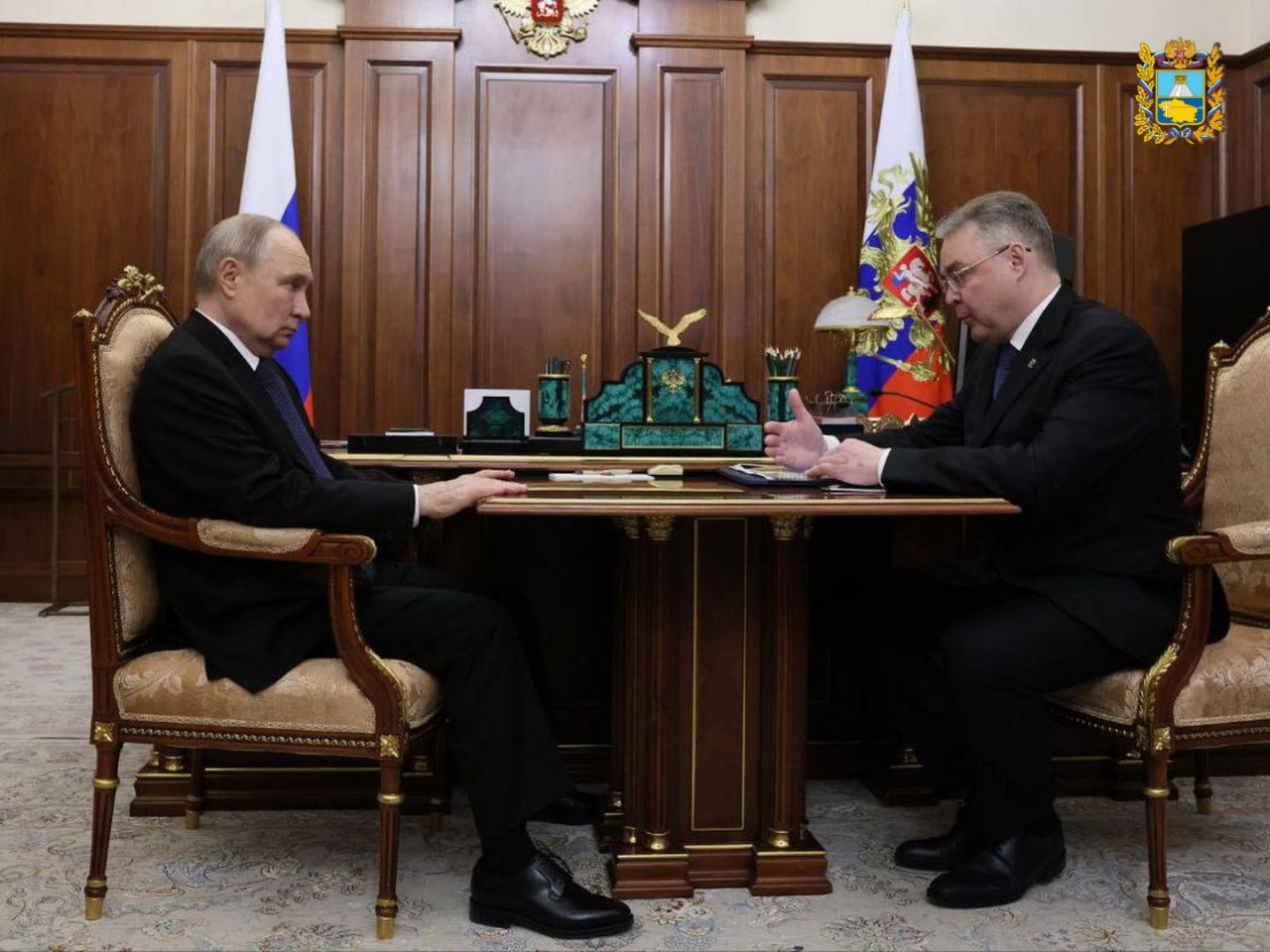 Владимир Путин провел рабочую встречу с губернатором Ставрополья Первой темой обсуждения стала поддержка участков СВО. Глава региона доложил о выполнении поручения президента РФ о дополнительных выплатах бойцам и их семьям. «В 2025 году мы расширили эту норму на всех, кто приезжает в Ставропольский край и хочет пойти служить Родине» — добавил губернатор Владимиров. Также глава края рассказал о развитии медицинской реабилитации ветеранов и участников СВО. Переоснастили для этого реабилитационный центр в Ставрополе, увеличивается коечный фонд в больницах для лечения воинов.