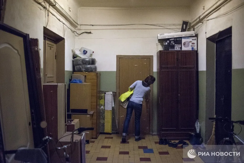 За хранение вещей и мусора в подъезде грозит штраф до 15 тысяч рублей предупредили юристы Это относится и к пакетам оставленным возле мусоропровода и если чьи то вещи перекрывают пути эвакуации и просто к захламлению и антисанитарии При этом если в доме нет спецпомещения где можно оставлять детские коляски и велосипеды то для их хранения потребуется решение общего собрания Подписаться на РИА Новости