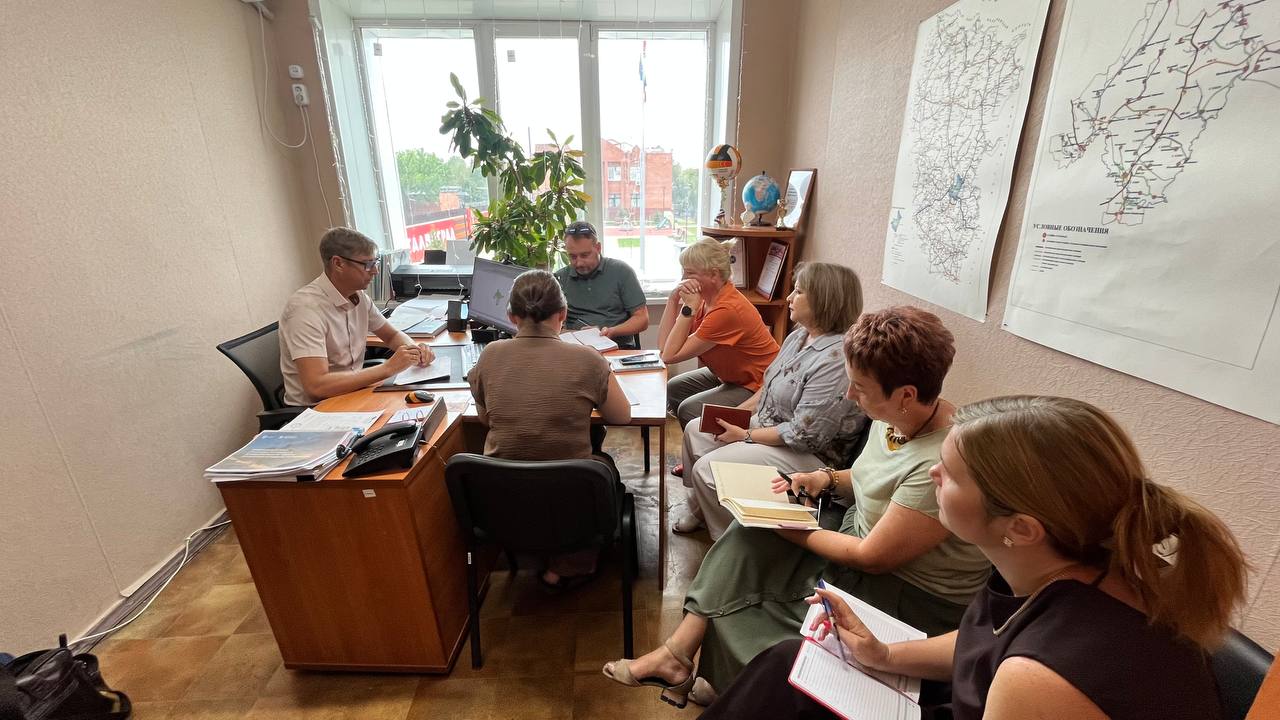 Сегодня заместитель Главы Станично-Луганского муниципального округа Андрей Бидлюченко провел рабочее совещание с начальниками управлений и отделов Администрации Станично-Луганского муниципального округа ЛНР. На совещание обсудили задачи по оперативному решению текущих вопросов.