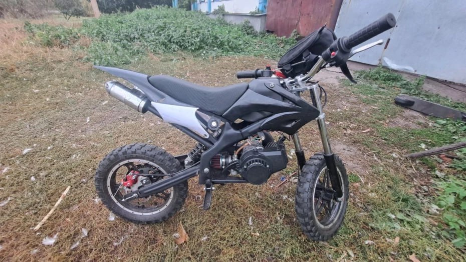 Родителей чьи дети повторно попались на езде на питбайках будут привлекать к уголовной ответственности в Воронежской области В прошлом году к административной ответственности привлекли почти 400 родителей которые передали управление мототехникой детям За это предусмотрен штраф 30 тыс рублей Мы уже даже задумываемся о том чтобы меры еще ужесточить С этого года родителей дети которых повторно нарушают или грубо пренебрегают правилами безопасности связанными с использованием мототехники мы будем привлекать уже к уголовной ответственности по ст 151 УК РФ часть 2 Это касается случаев когда взрослые сознательно покупают технику для детей не учат их правилам не контролируют где и как они ездят заявил начальник управления Госавтоинспекции ГУ МВД по Воронежской области Евгений Шаталов Мы в Мах