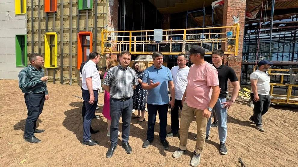 В Уфе возбуждено уголовное дело по признакам халатности ст 293 УК РФ из за переноса сроков строительства школы на 2 2 тыс мест в микрорайоне Кузнецовский затон сообщили Ъ Уфа информированные источники Уголовное дело находится в производстве следственного отдела по Кировскому району регионального управления СКР Как сообщал Ъ Уфа строительство первой школы в новом микрорайоне Кузнецовский затон началось в ноябре 2022 года по контракту Управления капитального строительства Башкирии подведомственно региональному минстрою с уфимским ООО Билд Школа должна стать крупнейшим образовательном центром республики Стоимость проекта достигает 3 4 млрд руб Фото администрации Кировского района Уфы Подписывайтесь на Ъ Уфа Оставляйте бусты