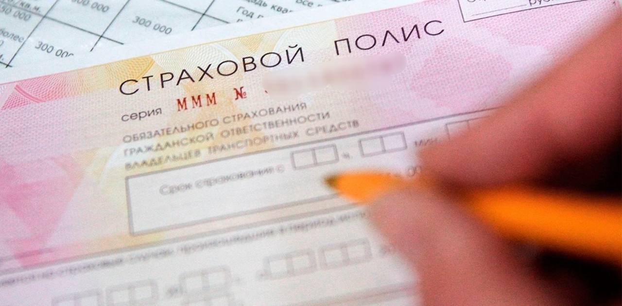 В Хабаровске в суд направлено уголовное дело о мошенничестве при оформлении полисов ОСАГО Прокуратура Краснофлотского района г Хабаровска утвердила обвинительное заключение в отношении 29 летней местной жительницы Она обвиняется по ч ч 1 2 3 ст 159 УК РФ мошенничество п б ч 4 ст 158 УК РФ кража  По версии следствия с 2023 по 2024 годы к обвиняемой имеющей опыт работы в сфере страхования обращались автовладельцы для приобретения полисов обязательного медицинского страхования За свои услуги женщина просила полную предоплату после чего оформляла полисы ОСАГО указанием данных заказчиков не оплачивая их Уверяя что составленные документы являются подлинными передавала их автовладельцам Неоплаченный полис в свою очередь юридической силы не имел в случае ДТП граждане права на возмещение ущерба не имели Таким образом девушка оформила 20 полисов ОСАГО получив за свои услуги более 850 тыс рублей  Помимо этого обвиняемая обманом похитила деньги участника СВО который обратился к ней для замены государственного регистрационного знака на своем автомобиле Убедив потерпевшего что у нее есть связи с сотрудниками полиции получила от него 85 тыс рублей Однако взятые на себя обязательства не исполнила под разными предлогами уклоняясь от оказания услуги  Жертвой преступления также стала родственница злоумышленницы Получив доступ к ее счетам обвиняемая похитила более 5 млн рублей Уголовное дело будет рассматривать Краснофлотский районный суд г Хабаровска Прокуратура Хабаровского края