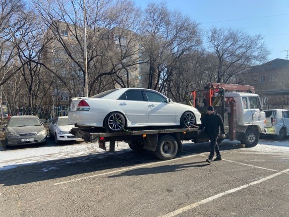 В Уссурийске увезли на штрафстоянку автомобили, припаркованные в неположенных местах Рейд сотрудник полиции и администрации провели в центре города    Читать подробнее на сайте...