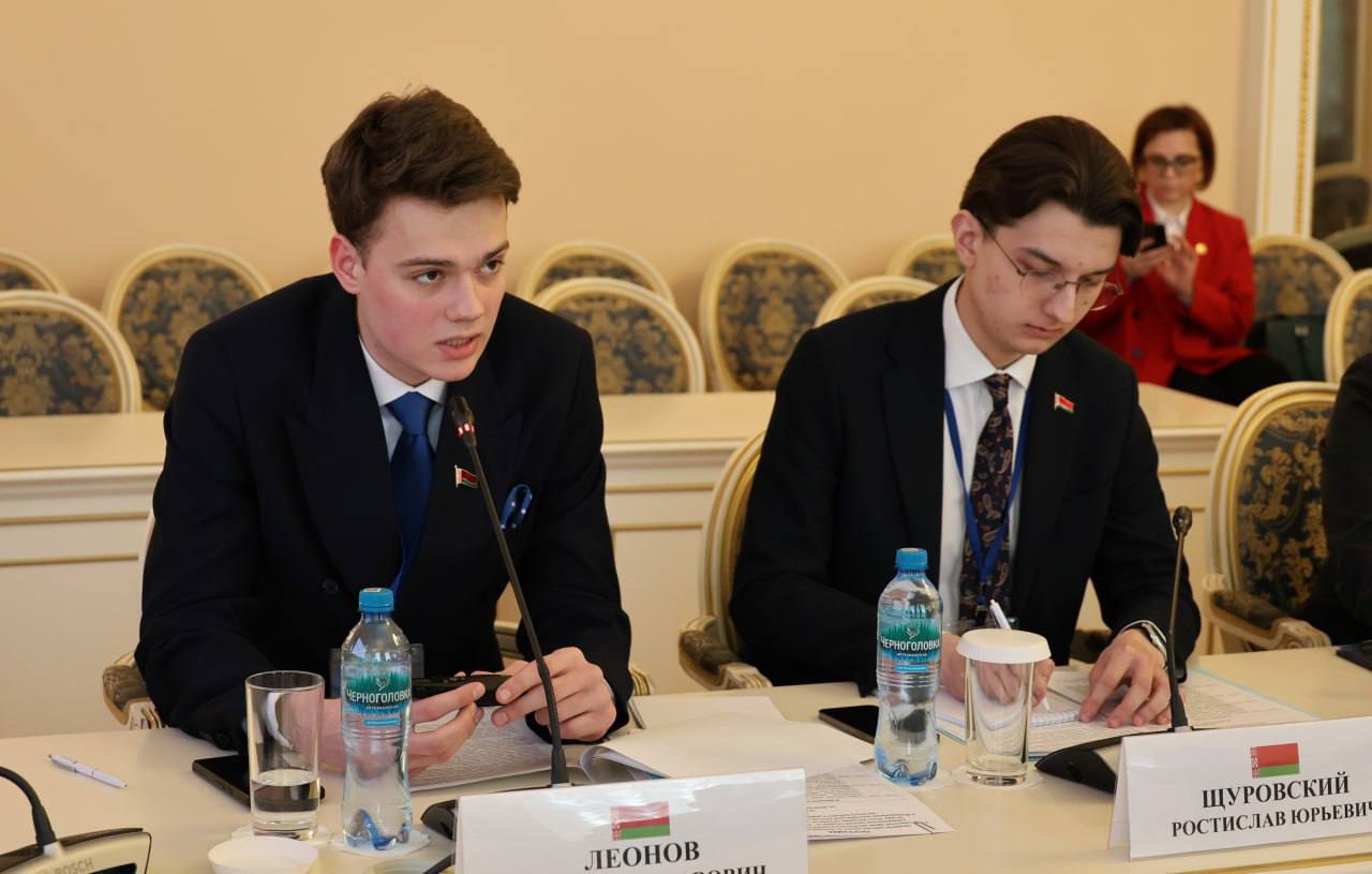 В Санкт Петербурге прошло заседание Рабочей группы по молодёжной политике в электоральной сфере при Консультативном совете руководителей избирательных органов стран СНГ Белорусские представители рассказали о цифровой платформе Выбор BY на ней опубликовано 1033 материала получившие 163 тысячи просмотров Благодаря системной работе доля впервые проголосовавших выросла с 77 в 2024 году до 95 в 2025 м При ЦИК действует Молодёжный совет куда вошли 19 человек от 18 до 31 года В Казахстане сделали ставку на клубы молодых избирателей сегодня их уже 247 Они охватывают не только действующих но и будущих избирателей от 14 до 18 лет Эта категория ежегодно увеличивается примерно на 300 тысяч человек а общая численность достигает полутора миллионов Представители Кыргызстана поделились опытом работы с молодёжью которая составляет 35 населения Через соцсети блогеров и адресные фокус группы удалось поднять долю молодых избирателей с минимальной в 2021 году до 30 40 на выборах 2024 го Кроме того внедрили дистанционное голосование по месту пребывания что особенно важно для студентов Российский фонд свободных выборов активно развивает конкурс Медианаблюдатель участники публикуют репортажи с участков и совершенствуют медианавыки На сайте Клуб молодых избирателей в 2025 году разместили 426 материалов которые набрали более 100 тысяч просмотров Узбекистан сделал упор на студенческую аудиторию более 96 студентов приняли участие в выборах Почти 18 тысяч молодых людей вошли в состав избирательных комиссий Среди зарубежных узбекистанцев проголосовали свыше 74 В ход пошли электронное голосование экскурсии на участки и торжественные церемонии для впервые голосующих