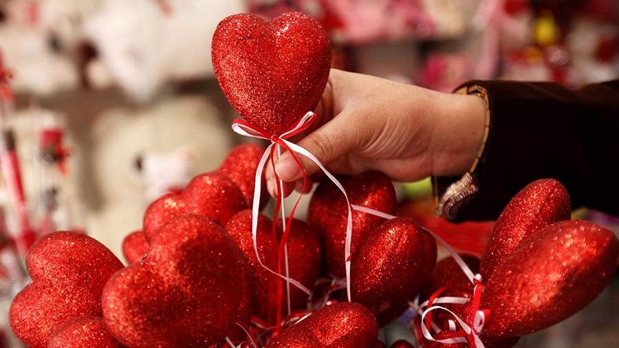 В среднем россияне планируют потратить на подарок ко дню всех влюбленных 8 тыс рублей Причем мужчины закладывают бюджет на треть больше Вместе с тем 20 хотят уложиться в 2 тыс рублей 37 в сумму от 2 до 5 тыс рублей Еще 23 готовы потратить от 5 до 10 тыс рублей а 18 еще больше говорится в исследовании Авито jkinvest news jkinvest