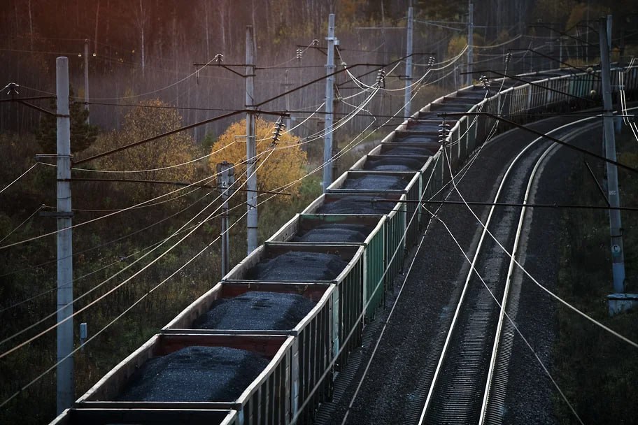 ↖ По итогам первого полугодия 2025-го погрузка в Хакасии выросла на 3,7% в сравнении с аналогичным периодом прошлого года. За шесть месяцев текущего года в республике было погружено 13 млн тонн грузов. Большая часть погрузок пришлась на каменный уголь — 11,3 млн тонн +5,6% . По динамике лидируют химикаты и сода — 51,8 тыс. тонн +37,9% к январю-июню2024 года . Александр Манзюк, Коммерсантъ Подписывайтесь на «Ъ-Сибирь»