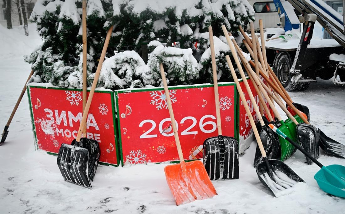 Синоптики назвали регионы с самыми высокими сугробами Так на Камчатке снежный покров составляет 144 см местами до 168 см В Хабаровском крае до 134 см В Красноярском крае недалеко от Дудинки 103 см   Уходящий январь стал самым снежным за 203 года и в Москве Как рассказали в метеорологической обсерватории МГУ первый месяц 2026 года выдался в столице не только холодным но и аномально снежным из за проходящих над европейской частью России глубоких и обширных циклонов с обостренными атмосферными фронтами Высота сугробов в столице уже достигла 58 сантиметров Однако рекордной все еще остается отметка 1994 года когда сугробы выросли до 61 см РИА Новости