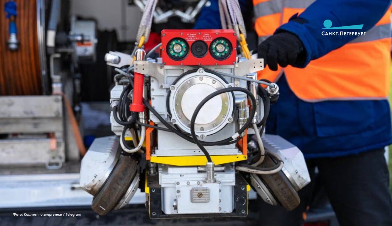 За прошедший год роботизированные комплексы просканировали 19 километров петербургских трубопроводов Умные приборы анализировали остаточную толщину металла выявляли очаги коррозии для превентивного ремонта тем самым предотвращая технологические нарушения С их помощью удалось обнаружить 588 уязвимых участков и заблаговременно заменить почти 2 км труб Выкуп у Газпрома компании Теплосеть Санкт Петербурга и консолидация тепловых активов под управлением города позволила нам расширить применение новейших средств диагностики Роботизированные комплексы и акустические датчики дают возможность выявлять и устранять потенциальные нарушения до их возникновения избегать масштабных ограничений теплоснабжения петербуржцев В общей сложности в 2025 году предотвращено развитие свыше 1600 дефектов на тепловых сетях Город продолжит развивать это направление сказал Александр Беглов Наши новости в Телеграм VК ОK MAX