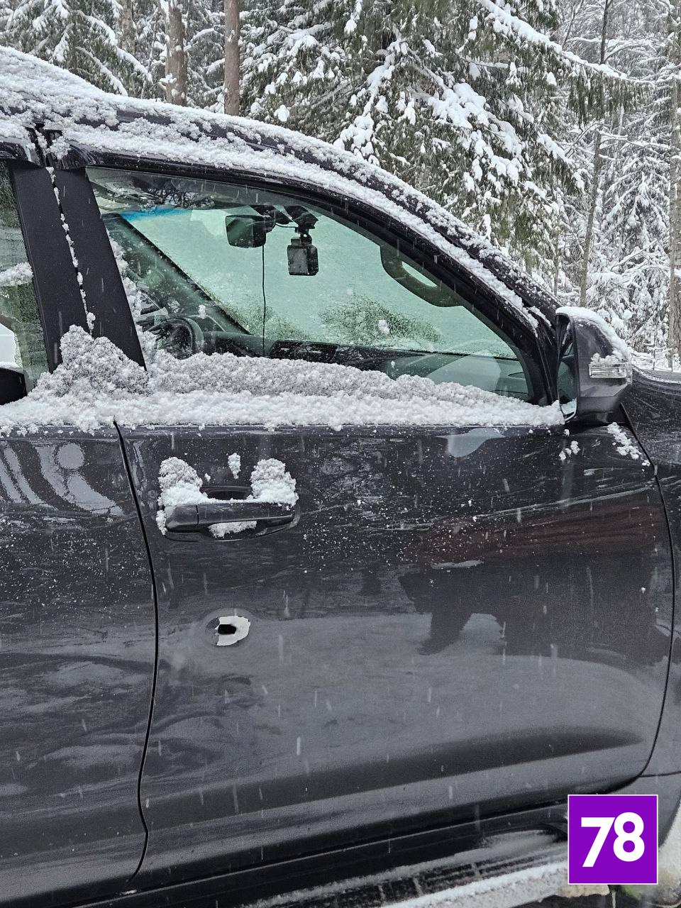 Охотник случайно застрелил человека который ехал в автомобиле в Кингисеппском районе По данным следствия 3 января 27 летний парень охотился в лесу на лося Мимо проезжал автомобиль который он принял за животное Охотник выстрелил два раза В результате один из выстрелов попал в мужчину который ехал на пассажирском сиденье Тот получил серьёзное ранение в бедро от чего впоследствии умер Возбуждено уголовное дело о причинении смерти по неосторожности Подписаться на 78 в МАХ Прислать новость