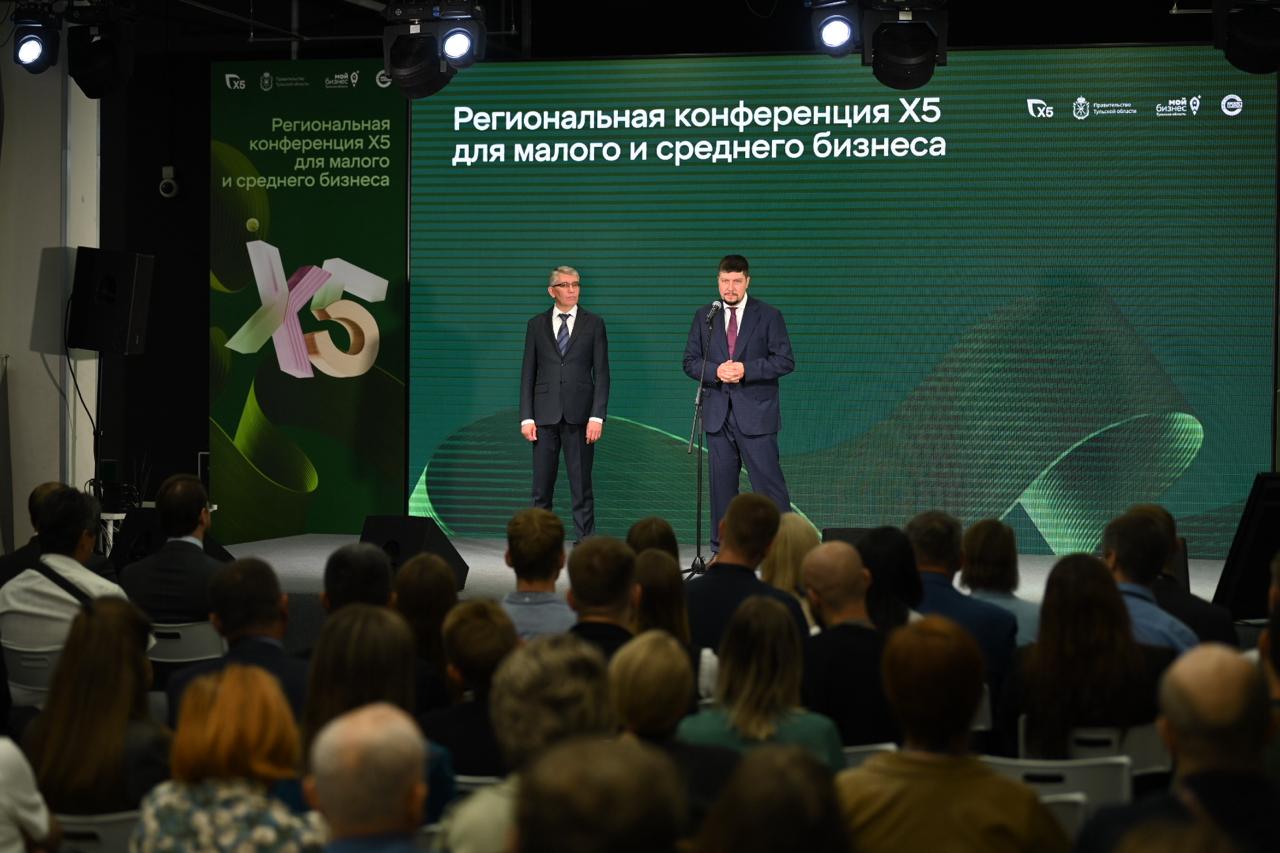 В Туле договорились расти вместе — фермеры, бизнес и X5  На конференции в Туле за одним столом собрались фермеры, предприниматели, команда X5 и представители области. Поговорили о том, как сделать так, чтобы на полках магазинов было больше свежего и вкусного от местных производителей — и решили объединить усилия. X5 и регион договорились работать вместе: поддерживать фермеров, помогать малому бизнесу и развивать проекты вроде «Агроагрегатора» и «Фермерских островков». Одни берут на себя все хлопоты с фасовкой и доставкой, другие создают в магазинах уютные уголки с местными продуктами.  А значит, впереди — больше возможностей для тех, кто выращивает и производит, и больше вкусного и свежего для нас с вами.
