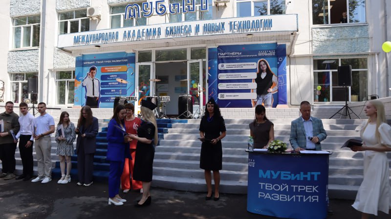 Сотрудники следственного управления УМВД России по Ярославской области посетили торжественную церемонию вручения дипломов выпускникам Академии МУБиНТ 10 июля 2025 года сотрудники следственного управления УМВД России по Ярославской области приняли участие в торжественной церемонии вручения дипломов выпускникам Академии МУБиНТ, на которой присутствовал министр региональной безопасности Ярославской области Сергей Гаврилов. Помощник начальника следственного управления – начальник ГРЛС Татьяна Боричева, старший специалист ГРЛС следственного управления Марина Шакун поздравили выпускников от лица руководства подразделения с окончанием учебного заведения и присоединились к вручению дипломов о высшем образовании выпускникам юридического отделения. Четверым выпускникам Академии были вручены выписки из приказа о назначении на должности стажеров для дальнейшего прохождения службы в следственном управлении УМВД России по Ярославской области. #МВД76 #Полиция #ЯрославскаяОбласть #Ярославль #СУ #Следствие #ГРЛССУ #МУБиНТ #ЦеремонияВрученияДипломов