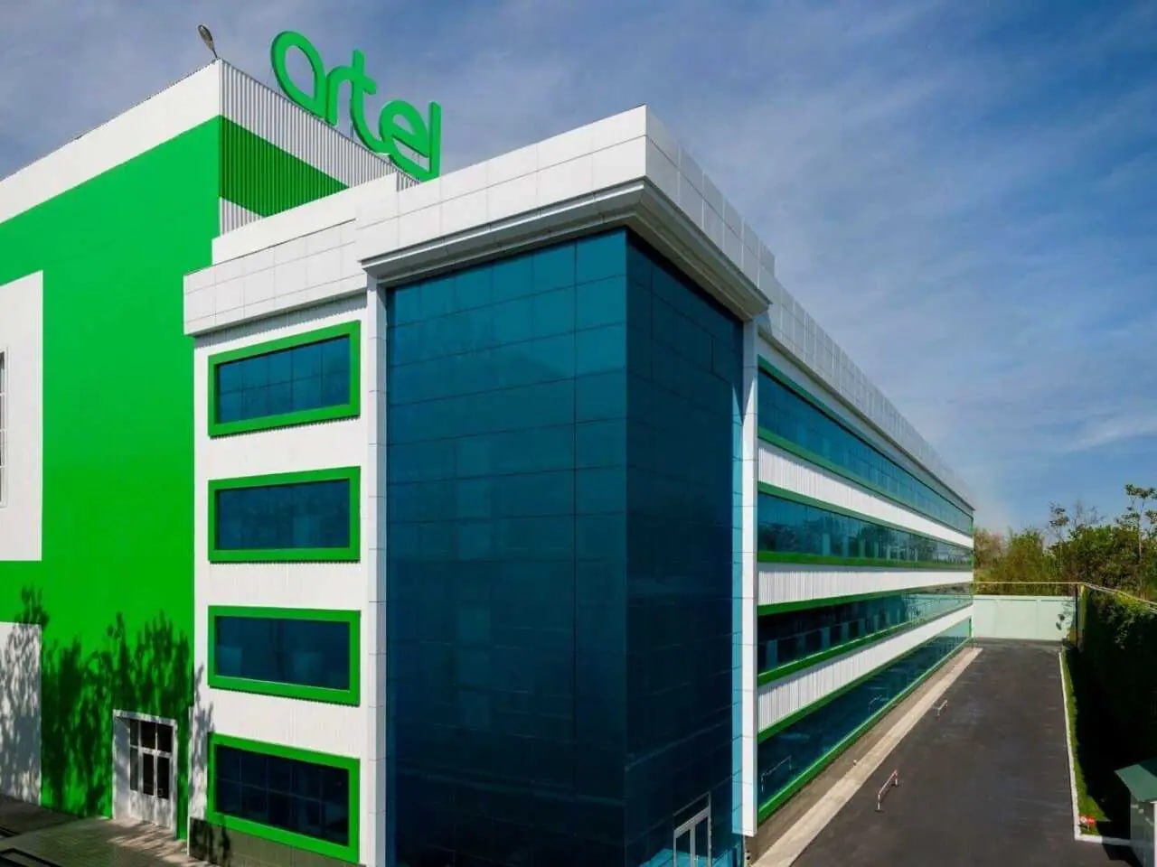 В Джизаке строится завод бытовой техники Artel стоимостью $150 млн Президент Шавкат Мирзиёев в рамках визита в Джизакскую область ознакомился с ходом строительства завода по производству бытовой техники в Зааминском районе. Реализация этого масштабного проекта является частью стратегии по превращению Узбекистана в региональный центр электротехнической промышленности и созданию конкурентоспособной продукции под национальными брендами. Строящийся завод станет филиалом промышленного парка «Навои» и разместится на территории площадью 80 гектаров. Общая стоимость проекта составляет 150 миллионов долларов. Производственные мощности предприятия позволят ежегодно выпускать до 1 миллиона единиц бытовой техники и комплектующих — в том числе стиральные машины, холодильники, телевизоры и водонагреватели. В ассортимент войдут порядка 100 наименований продукции с уровнем локализации до 70%. Годовой объем производства составит 320 миллионов долларов, из которых около 140 миллионов долларов планируется направить на экспорт. Продукция будет поставляться более чем в 15 стран, включая Азербайджан, Казахстан, Кыргызстан, Таджикистан и другие государства региона. На заводе будет создано свыше 7 тысяч рабочих мест. Для повышения технологической гибкости и адаптации к рыночным условиям при предприятии организуют собственный цех по производству пресс-форм. Также будет создан современный логистический центр, что обеспечит своевременную и эффективную доставку готовой продукции потребителям. Кроме того, в рамках промышленного парка предусмотрено создание производства пластмассовых изделий, ориентированного на потребности предприятий системы АО «Узавтосаноат». Это позволит расширить кооперацию внутри отрасли и усилить промышленную интеграцию. Telegram / Facebook / Instagram / LinkedIn