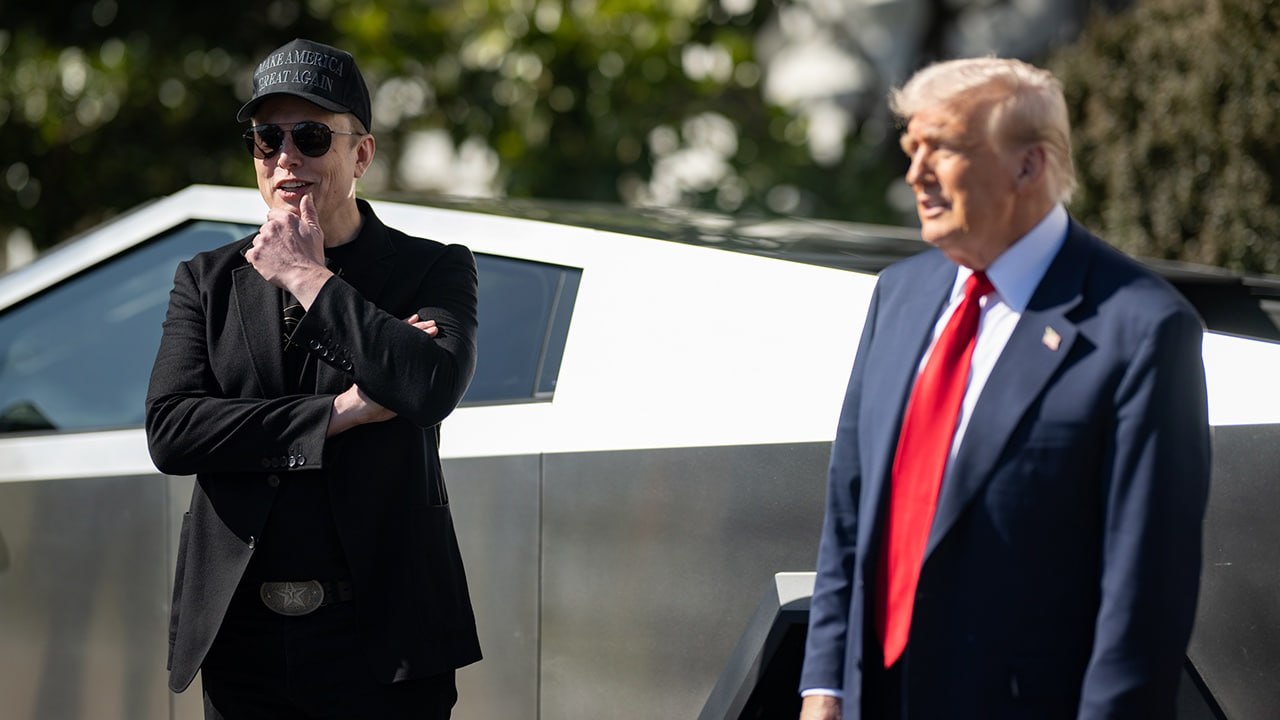 После расставания ссоры с Трампом Маск решил начать новую жизнь и сменил номер телефона. Это заметил спикер палаты представителей США Майк Джонсон. Он пытался написать предпринимателю и помирить его с президентом, но ответа не получил.  "Я отправил ему длинное текстовое сообщение, номер его телефона сменился, потому что после ссоры что-то случилось с его старым. Я пытаюсь быть миротворцем, я неоднократно пытался связаться с ним. Я хотел, чтобы он и президент помирились", — рассказал Джонсон New York Post.  По словам спикера палаты, Трамп был не против примирения.  Недопонимание между президентом США и бизнесменом началось еще в мае, после того как Маск объявил об уходе с поста главы Департамента эффективности правительства. Затем предприниматель раскритиковал ключевой налогово-бюджетный законопроект Дональда Трампа. Противостояние заставило Илона Маска пойти в политику и создать свою партию — America Party.