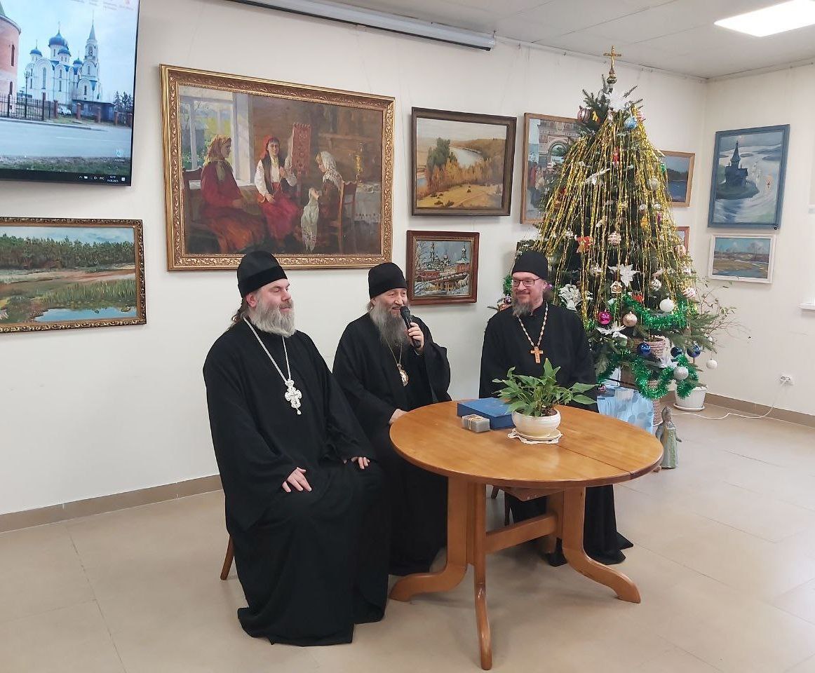 В день Крещения в Духовно-просветительском центре состоялась встреча с монахами-священниками святой Псково-Печерской обители - иеромонахом Прохором и отцом Авениром  Они рассказали о чудотворной иконе Пресвятой Богородицы "Умиление" и об истории монастыря, который расположен в пещерах  сейчас есть и "наземные" церкви  и никогда не закрывался  подробнее – на видео в комментариях .  Зал центра был полон, люди даже стояли вдоль стен и в проходе. Владыко Гурий представил священников, которые не только рассказывали, но и отвечали на многочисленные вопросы прихожан.  Встреча длилась почти два часа. В конце встречи гости подарили копию иконы Богородицы Владыке и по маленькой иконке каждому пришедшему.  На встрече побывала Надежда Мартынко.