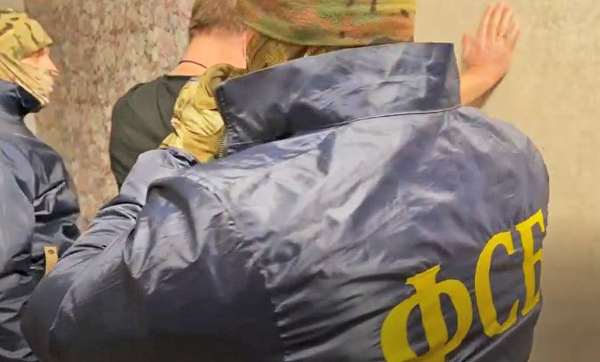 Сотрудники УФНС по Новосибирской области задержаны силовиками за получение взяток деньги предназначались за махинации с налогами По версии следствия один из руководителей Межрайонной инспекции ФНС 20 получал по 100 тысяч в месяц через посредницу сотрудницу того же ведомства от коммерсантов За деньги налоговики не вносили в ЕГРЮЛ сведения о коммерческих организациях а также подделывали документы о налоговом контроле компаний сообщили в УФСБ по НСО Все подозреваемые по уголовным делам о взяточничестве задержаны Суд отправил их в СИЗО на два месяца