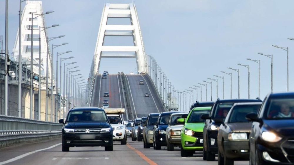 Очередь на Крымском мосту - ждать проезда придется около 3 часов СИМФЕРОПОЛЬ, 1 мая - РИА Новости Крым. На Крымском мосту со стороны Краснодарского края очередь выросла за два часа, перед досмотровыми комплексами стоят уже более 800 машин. Об этом сообщается в Telegram-канале оперативной информации о ситуации на мостовом переходе. "В очереди со стороны Тамани находятся 809 транспортных средств. Время ожидания около трех часов", - приводятся данные на 8 утра. Со стороны Керчи заторов перед пунктом досмотра нет.... Подробнее>>>