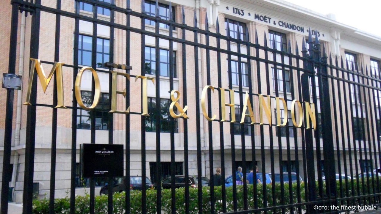 Градус протеста забастовки парализовали работу 26 винных домов Франции в том числе Moët Chandon Об этом пишет LCI В забастовке приняли участие более 80 работников Ruinart и Moët Chandon Сотрудники прекратили работу в знак протеста против решения LVMH отменить ежегодную премию выплачиваемую всем работникам в рамках программы распределения прибыли По мнению профсоюзов без этой премии потеря вознаграждения составила бы от 10 до 15 доходов работников Решение LVMH может быть вызвано плохими результатами сектора Показатели филиала снизились на 33 в первом квартале 2025 года в 2024 на 36 Подобный упадок связывают с ограничениями со стороны Китая на ввоз французского коньяка РЕН ТВ в Telegram в MAX