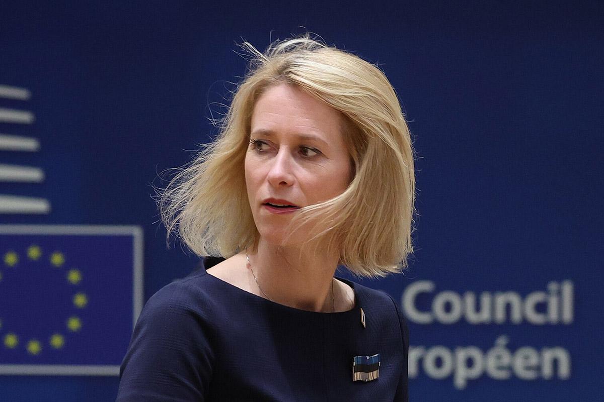 Верховный представитель Евросоюза по иностранным делам и политике безопасности Кая Каллас имеет все шансы удержаться на своем посту до 2029 года Об этом сообщил Ридусу политолог Дмитрий Дробницкий комментируя слова пресс секретаря президента России Дмитрия Пескова о том что Москве и Вашингтону остается лишь ждать когда Кая Каллас уйдет в отставку С точки зрения формальных процедур снять Каю Каллас практически невозможно Евробюрократия устроена таким образом что увольнение того или иного высокопоставленного чиновника очень сложная процедура требующая отзыва полномочий через Европарламент Так что у Каи есть все шансы удержаться на своем посту до конца срока который заканчивается в 2029 году указал Дробницкий   www ridus ru n 777781 ridusnews