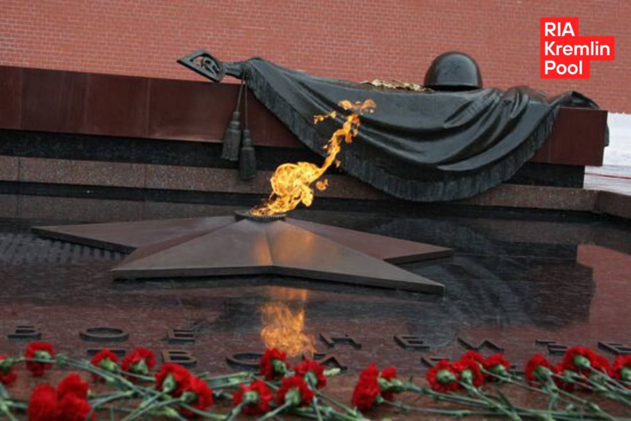 Путин в День памяти и скорби 22 июня возложит венок к вечному огню у Кремлевской стены. Кроме того, президент в воскресенье пообщается с авторами учебников по истории - Мединским, Чубарьяном, Торкуновым