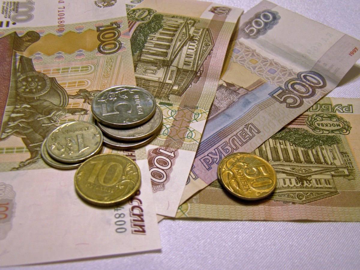 Сахалинка лишилась денег, соблазнившись обещаниями лёгкого заработка Очередной жертвой мошенников стала 39-летняя жительница областного центра. Она поверила в “сказку” про лёгкие деньги и потеряла свои 34 870 рублей. Как сообщили в региональной полиции, сначала в соцсети с женщиной связались неизвестные с предложением вложения финансов в высокодоходный проект. Сахалинка перевела сначала 20 000 рублей, после чего ей сообщили, что она заработала 144 870 рублей. “Чтобы получить деньги, необходимо оплатить комиссию в размере 10% от суммы. После перевода 14 870 рублей с сахалинкой прекратили общение и переписку. Это классический пример финансовой пирамиды, где мошенники обещают огромную прибыль, используя доверие и жажду лёгких денег”, - добавили в ведомстве. В полиции призывают сахалинцев быть длительными: Будьте осторожны с обещаниями быстрого и лёгкого заработка. Высокая доходность обычно сопряжена с высокими рисками. Проверяйте информацию о компаниях и инвестиционных проектах перед вложением средств. Не устанавливайте программы и приложения, присланные незнакомцами. Это может привести к краже персональных данных и финансовых средств. Не спешите принимать решения. Если предложение кажется слишком хорошим, чтобы быть правдой, скорее всего это так и есть. Подумайте, прежде чем совершать финансовые операции.