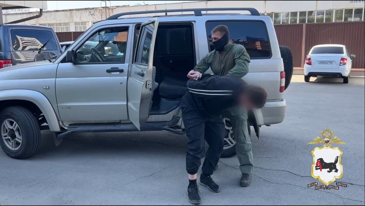 В Иркутске задержали двух участников ОПГ из Черемхово В Иркутске задержали двух мужчин 25 и 33 лет, которых подозревают в тяжких преступлениях, совершённых организованной преступной группой в Черемхово. Об этом сообщила пресс-служба ГУ МВД России по Иркутской области. Задержанные снимали квартиру в Свердловском округе. ИА «ИрСити» со ссылкой на источники сообщила, что одним из задержанных является Никита Конякин по кличке Конь, лидер одной из преступных группировок Черемхово. Организованная группа, в которой состояли задержанные, в январе 2025 года избила 34-летнего мужчину в Черемхово, а в марте во дворе дома расстреляла из травматического оружия машину, в которой находились их соперники. Следователи устанавливают иные эпизоды преступной деятельности. Пятеро участников группы были задержаны ранее и находятся в СИЗО. #иркутск