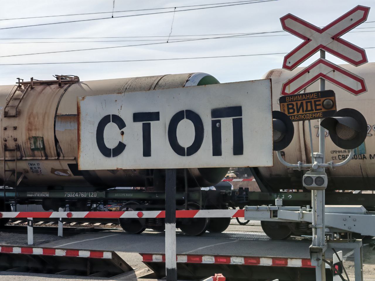 Пересечение без риска В 2025 году на ЗабЖД обновили 64 переезда Эта работа направлена на повышение уровня безопасности движения поездов и сокращение количества дорожно транспортных происшествий На 54 пересечениях стальной магистрали и автодорог выполнили текущий ремонт Там где требовалось поменяли резинокордовое покрытие или уложили новый асфальт На 1  0   переездах провели капитальный ремонт Здесь помимо полного обновления резинокордового настила и укладки асфальта выполнили покраску замену столбиков и знаков Переезд на перегоне Украина Белогорск оборудовали автоматическим шлагбаумом с автоматической сигнализацией Теперь на ЗабЖД пять подобных мест рассказал инженер службы пути ЗабДИ Виталий Кравцов