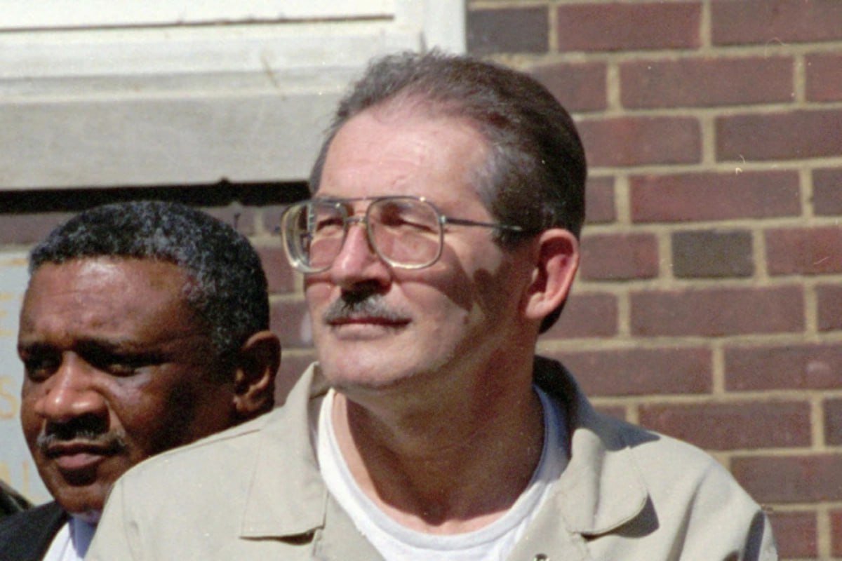 В США скончался один из самых известных шпионов в истории ЦРУ Олдрич Эймс Oб этом сообщает СBS News Эймс умер в возрасте 84 лет в Федеральном исправительном учреждении в Камберленде штат Мэриленд где он отбывал пожизненное заключение без права на условно досрочное освобождение Олдрич Эймс был арестован и в 1994 году приговорён к пожизненному заключению по обвинению в шпионаже в пользу СССР а затем России По данным следствия он скомпрометировал более 100 разведывательных операций США и выдал советским спецслужбам десятки агентов многие из которых были арестованы или казнены За переданную информацию он получал крупные суммы которые тратил на роскошную жизнь ruoxuaz ОлдричЭймс США   Новости Азербайджана Написать нам