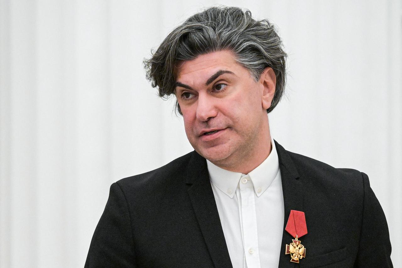 Николай Цискаридзе предложил ввести систему дресс кода для посещения театров Ректор Академии Русского балета имени Вагановой высказал мнение что регулированием этого вопроса следует заняться властям Видимо мы живём в такое время когда надо заранее описывать правила Видимо министерство культуры должно этим тоже заняться для того чтобы издать эти правила и все им следовали заявил Цискаридзе в рамках марафона Россия семья семей По словам народного артиста РФ допустимость определённой одежды в таких местах имеет свою логику В храм нельзя же входить в шортах и с оголёнными плечами Это неприлично и в принципе вас не пустят То же самое в театр Нельзя приходить в шлепках в шортах Это просто уважение одного человека к другому и к тому месту где он находится заключил он Подписаться на Говорит Москва Telegram VK MAX