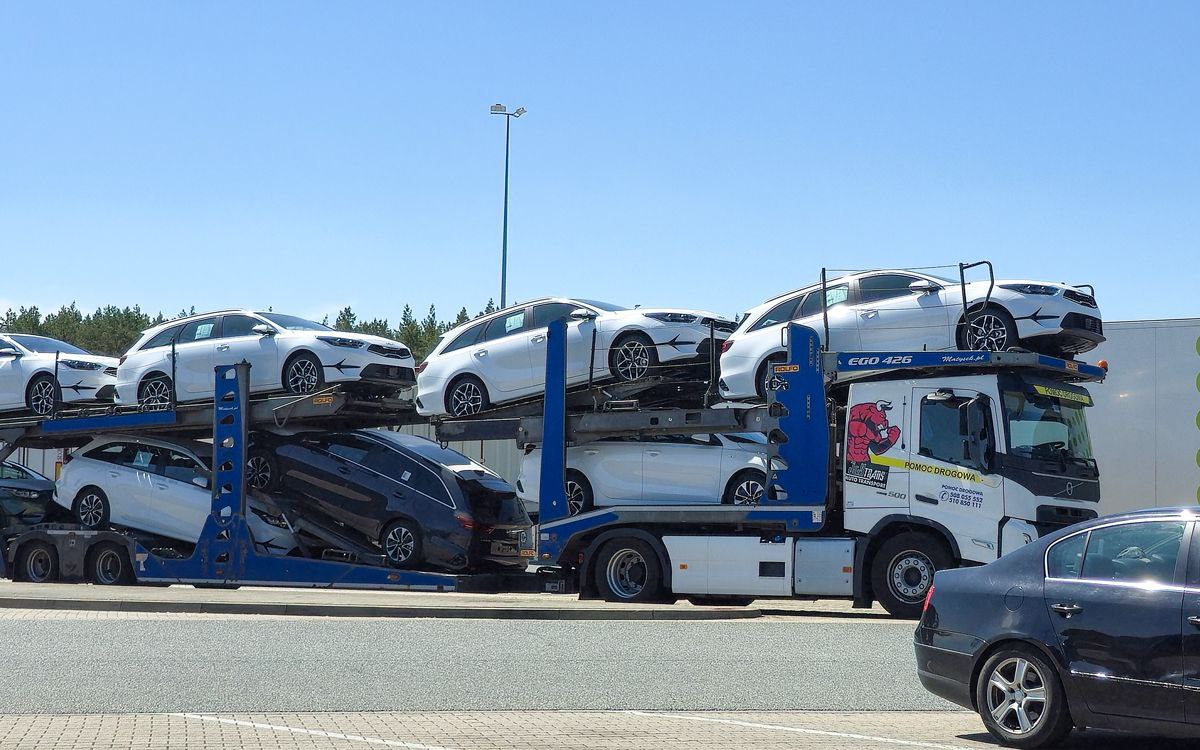 Правительство Беларуси изменило правила ввоза автомобилей для юрлиц Внесена корректировка существующих временных особенностей проведения оценки соответствия транспортных средств. Речь идет о максимальном количестве ввозимых в Беларусь юрлицами автомобилей одного типа с ДВС и электрокаров из третьих стран в течение года без получения одобрения типа транспортного средства. Отмечается, что данная мера позволит «создать условия для безопасного обращения электромобилей» в Беларуси, аналогичные условиям государств — членов ЕАЭС. Подробнее