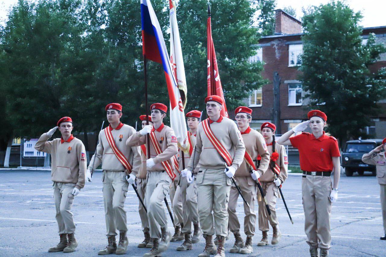 В Оренбургской области стартовал первый зональный этап военно-патриотической игры «Зарница 2.0» Первый зональный этап военно-патриотической игры «Зарница 2.0» стартовал на базе 13-й ракетной Оренбургской Краснознаменной дивизии в ЗАТО Комаровский. В нем принимают участие команды средней и старшей возрастных категорий восточной зоны Оренбуржья из Адамовского, Домбаровского, Кваркенского, Новоорского, Светлинского районов, ЗАТО Комаровский, Гайского Кувандыкского, Ясненского муниципальных округов, Медногорска, Новотроицка и Орска. В программе зонального этапа: военизированная эстафета, проверка общевойсковой грамотности и основ российской государственности и военной истории, строевая подготовка, соревнования по тактической медицине, огневой подготовке, основам радиационной, химической и биологической защиты, состязания по выживанию в экстремальных условиях, инженерному оборудованию и маскировке позиций, тактической подготовке, тактическая игра на местности. Итоги подведут 17 мая. Победители зонального этапа представят свои территории на региональном уровне. Военно-спортивные соревнования проводятся в Оренбургской области более 30 лет. В этом году в отборочных соревнованиях, обучающем курсе, муниципальных финалах игры в новом формате «Зарница 2.0» приняли участие более 60 тысяч человек по всему региону. Лучшие команды в своих возрастных категориях по итогам зональных и регионального этапов представят область на окружном в июле.