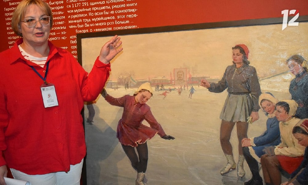 В музее им. Врубеля начали распаковку работ для новой выставки, посвящённой женским образам в искусстве ХХ века Экспозиция, рассчитанная на семейное посещение, займёт три больших зала. Она будет называться «Дорогие товарищи женщины» 0+ . Всего зрители увидят около ста работ. От нашего города в проекте участвуют музей им. Врубеля, «Искусство Омска», библиотека им. Пушкина и Киновидеоцентр. Им составят компанию Новосибирский художественный музей, Музей изобразительных искусств Кузбасса Кемерово и Пермская картинная галерея. Как раз из Перми партия шедевров уже прибыла. Сегодня омские музейщики приступили к их распаковке и приёму. Подробности — на нашем сайте.