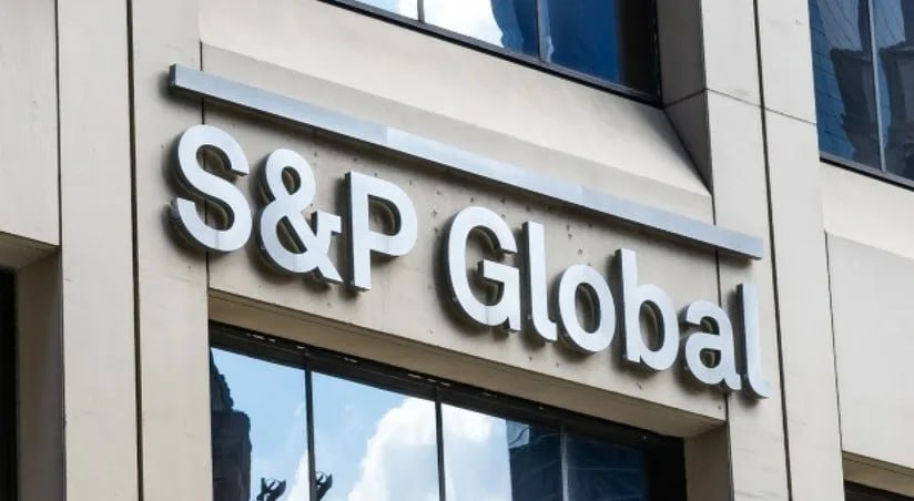 Индия получила более высокий инвестиционный рейтинг от S&P Global Ratings, который заявил, что перспективы роста экономики не будут пущены под откос 50-процентным тарифным шоком администрации президента Дональда Трампа для страны.  S&P повысило рейтинг страны до BBB с BBB- со стабильным прогнозом, говорится в заявлении в четверг. Это ставит Индию в одну категорию рейтинга с такими странами, как Мексика, Индонезия и Греция. Рейтинги отражают более сильные экономические основы Индии, говорится в сообщении S&P.