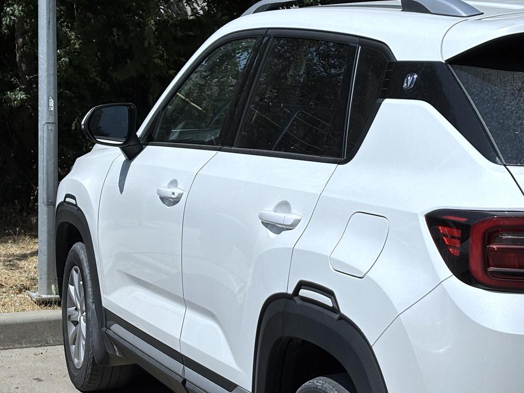 Российские водители четко и ясно показали свое отношение к китайским автомобилям В России растут продажи новых китайцев В ноябре на первом месте пока остается Lada с 27 4 тысячами проданных новых машин но ее продажи упали на 28 а доля на 10 год к году Похоже что релиз Iskra ситуацию пока не спасает На втором месте Haval с 18 тысячами продаж это на 16 4 больше чем в октябре На третью позицию вышел Tenet производство которого сейчас налажено в РФ 9 9 тысяч проданных авто Далее в топ 10 расположились Changan Solaris Toyota и Jetour а по моделям среди новых иномарок лидирует Haval Jolion Любопытно что параллельно с этим в РФ быстро растут продажи Toyota завезенных из Китая Бренд вошел в топ 10 месяца а количество проданных машин с начала 2025 увеличилось на 109 по сравнению с 2024 годом Поскольку берут в основном RAV4 Highlander и Camry то есть вероятность что всплеск интереса вызван повышением утильсбора с декабря для мощных импортных авто iguides