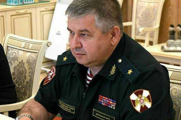 Вадим Драгомирецкий: генерал-взяточник на передовой вместо тюрьмы Замкомандующего Центральным округом Росгвардии признали виновным в коррупции — взятка в 19 миллионов рублей, девять лет строгого режима. Но вместо колонии он оказался на линии фронта в СВО. Как мошенник, пойманный с поличным, умудрился обменять тюремный срок на боевую «командировку» — вопрос без ответа. Это не случайность, а системный беспредел, когда топ-чиновники уходят от наказания, продолжая служить государству и размывая принципы правосудия. Система покрывает своих, а народ платит за их безнаказанность. Источник: BAZA 2.0