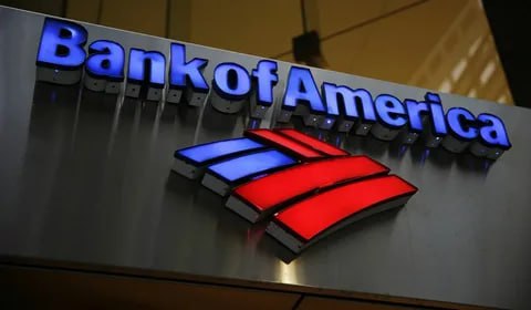 Bank of America опубликовал отчёт о доходах за четвёртый квартал который превзошёл ожидания аналитиков в отношении прибыли от чистого процентного дохода и торговли акциями BAC Компания сообщила что её прибыль выросла на 12 и составила 7 6 млрд долларов или 98 центов на акцию по сравнению с прошлым годом Выручка выросла на 7 1 и составила 28 53 млрд долларов благодаря увеличению чистого процентного дохода комиссий за управление активами и доходов от торговли Bank of America второй по величине банк США по размеру активов после JPMorgan Chase выиграл от благоприятных условий в отрасли Снижение процентных ставок рост комиссий за торговлю и консультации на Уолл стрит стабильность потребительского кредитования и дерегулирование всё это помогло банку акции которого в прошлом году выросли на 24 jkinvest news jkinvest