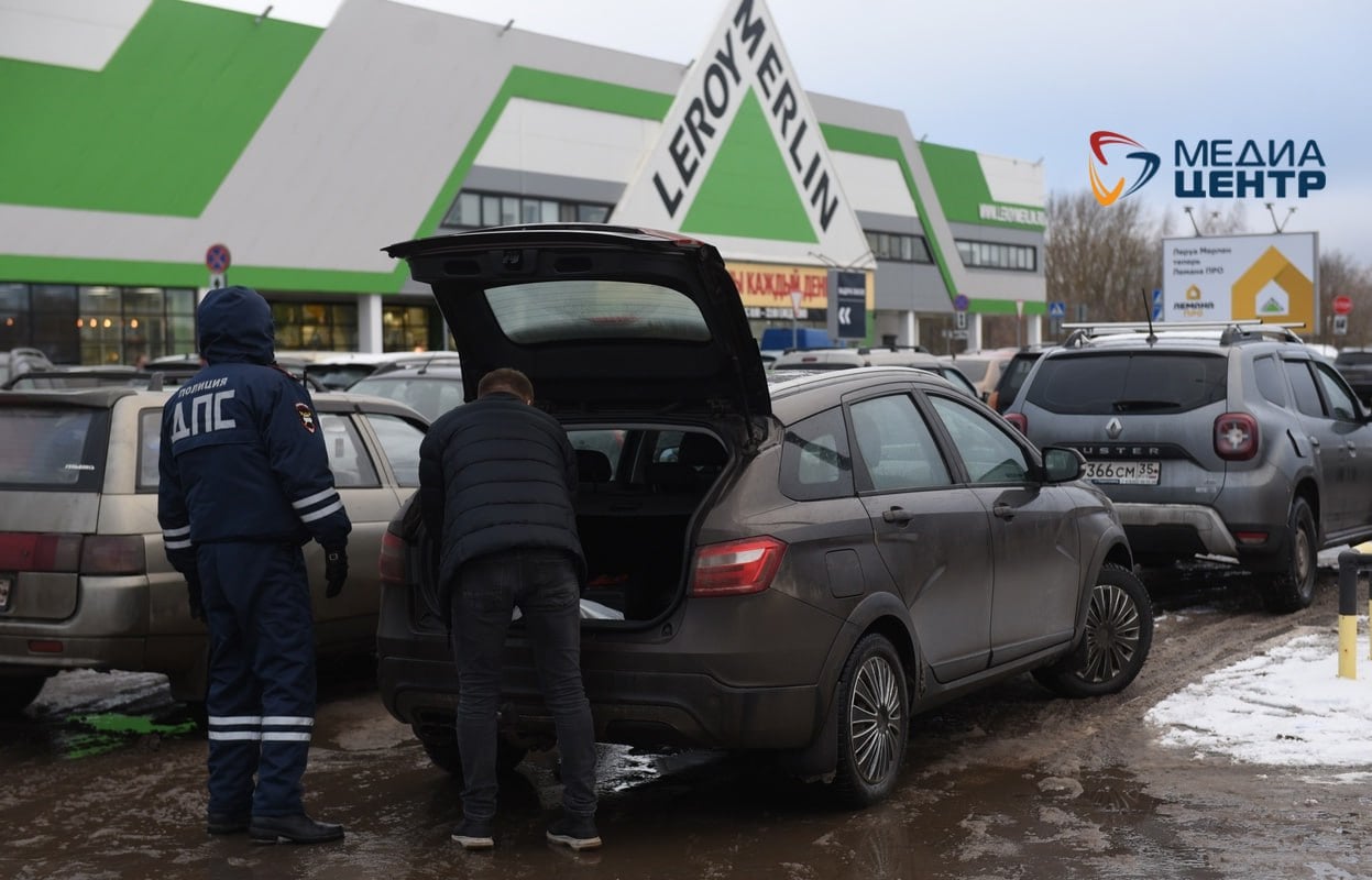 В Череповце эвакуировали машины с парковки  Сегодня днем в Череповце  сотрудники ГАИ проверили на парковке у торгового центра, не занимают ли места для инвалидов здоровые граждане. Как оказалось, занимают. Буквально за несколько минут было выявлено несколько таких нарушителей. Вот диалог инспектора с одним из них:  - Вы являетесь маломобильным гражданином? - Нет. - Почему вы припарковались на месте для маломобильных групп населения? - Я не видел знака. - Его видно. - С другой стороны заехал. - Пойдемте посмотрим…  Нарушителям будет выписан штраф в размере 5000 рублей. Машины, владельцев которых не удалось застать у авто, эвакуировали.