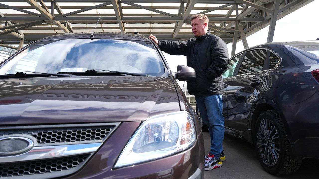 Лизинговые компании могут открыть в России до 10 хабов для продажи подержанных легковых и грузовых автомобилей изъятых из коммерческих парков такси и сервисов доставки Скидка на них составит от 5 до 40 рассказали Известиям игроки рынка Всего в начале 2026 года несколько продавцов откроют до десятка таких хабов рассказал изданию собеседник на рынке знакомый с ситуацией Он отметил что создать такой хаб планирует Альфа Лизинг Продаваться в нем будут грузовые и легковые автомобили которые ранее работали в коммерческих парках такси сервисах доставки в организациях и на предприятиях и были возвращены в 2025 году из за несоблюдения договоров Скопившаяся техника при простое накапливает убытки так как уже была профинансирована банком и за нее идут платежи поэтому ее нужно максимально быстро реализовать во вторичный лизинг или продать объяснил собеседник издания Подписаться на PRO transport