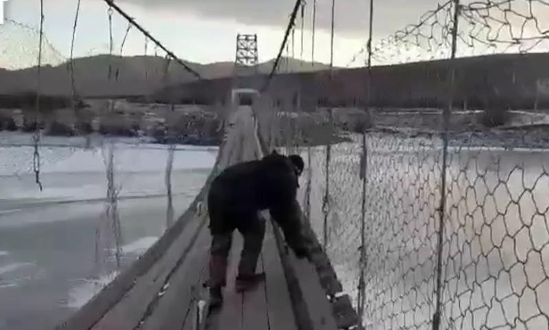 В Забайкалье главу поселения осудили за танцующий мост Главу поселения Юлию Федорову приговорили к 3 5 года условно за строительство аварийного моста через Нерчу Ущерб составил 29 млн рублей На самом деле мост был временным и после поломки его нужно было сносить или реконструировать но был проведён только ремонт Читать подробнее на сайте Читайте нас в ДЗЕН ВК ОК   ChitaMedia Прислать нам новость